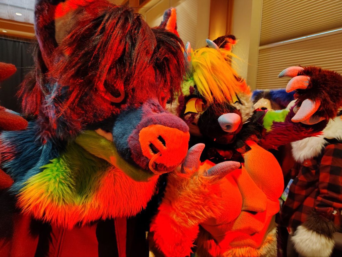 Rai 🔜 MNFurs Holiday Party tweet media