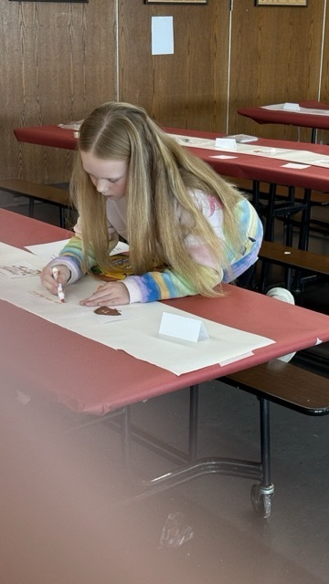 Surprise &amp; sweetness! 🦃🍂✨ Our elementary students dug into delicious turkey, mashed potatoes &amp; gravy, green beans, and pumpkin dessert — all while sitting at beautifully decorated tables set up by the Elem. Student Council. Pure joy in every bite! 🧡🍽️