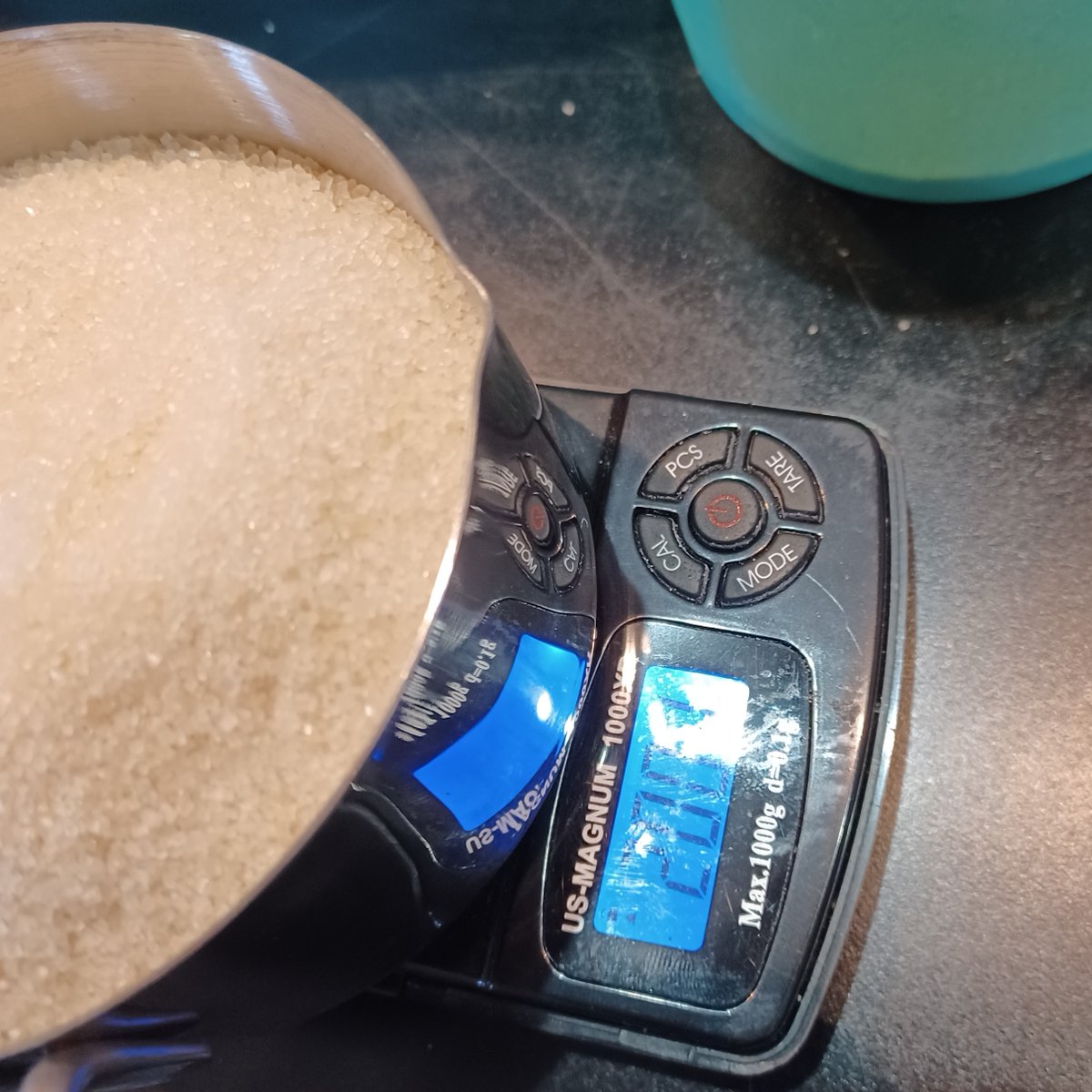 CommunityHS's tweet image. The Spanish Humanities Class baked horchata themed cupcakes reading their recipe from Bon Viveur in Spanish, and using metric units.

Cupcakes, la receta paso a paso para que siempre queden perfectos!