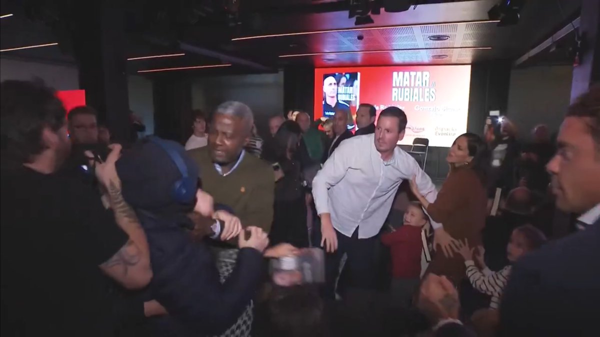 marcqosrt's tweet image. Caravaggio no sería tan bueno si no pintó esto. Punto por punto:

- Outfit histórico del lanzador de huevos
- Bertrand Ndongo agarrándole
- El de blanco siendo sujetado por su señora con los niños asustados
- El de la derecha con cara de poker
- Rubiales con ganas de pelearse