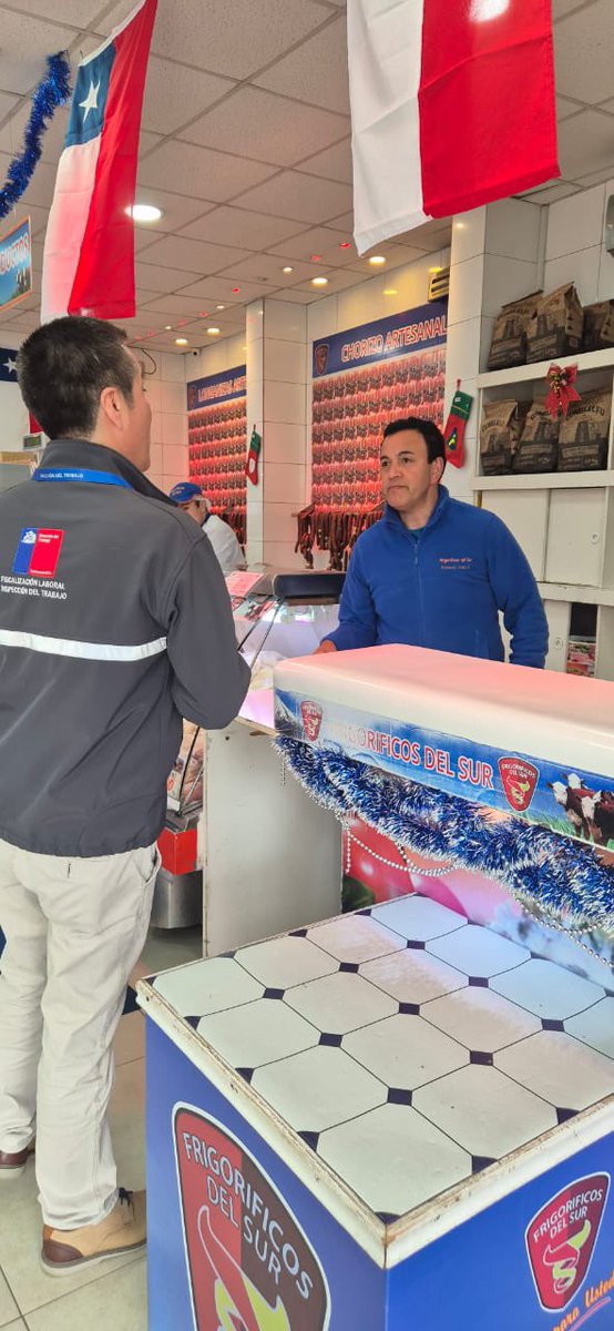 drtloslagos's tweet photo. 🗳️En #Osorno se realiza difusión sobre derechos laborales en el marco de las elecciones presidenciales y parlamentarias a realizar este próximo 16/11. En la instancia equipo de la #IPTOsorno entrega información a trabajadores/as sobre el derecho a voto y sus permisos asociados. https://t.co/pQ1nup16SV