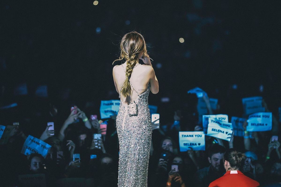 Selena Gomez falando sobre se apresentar novamente:

“A única coisa de que realmente sinto falta é a interação [com os fãs]. Não sei se algum dia voltarei, e não vou dizer que nunca mais farei isso, porque vai saber… Eu sempre digo que não vou, mas acabo voltando.”