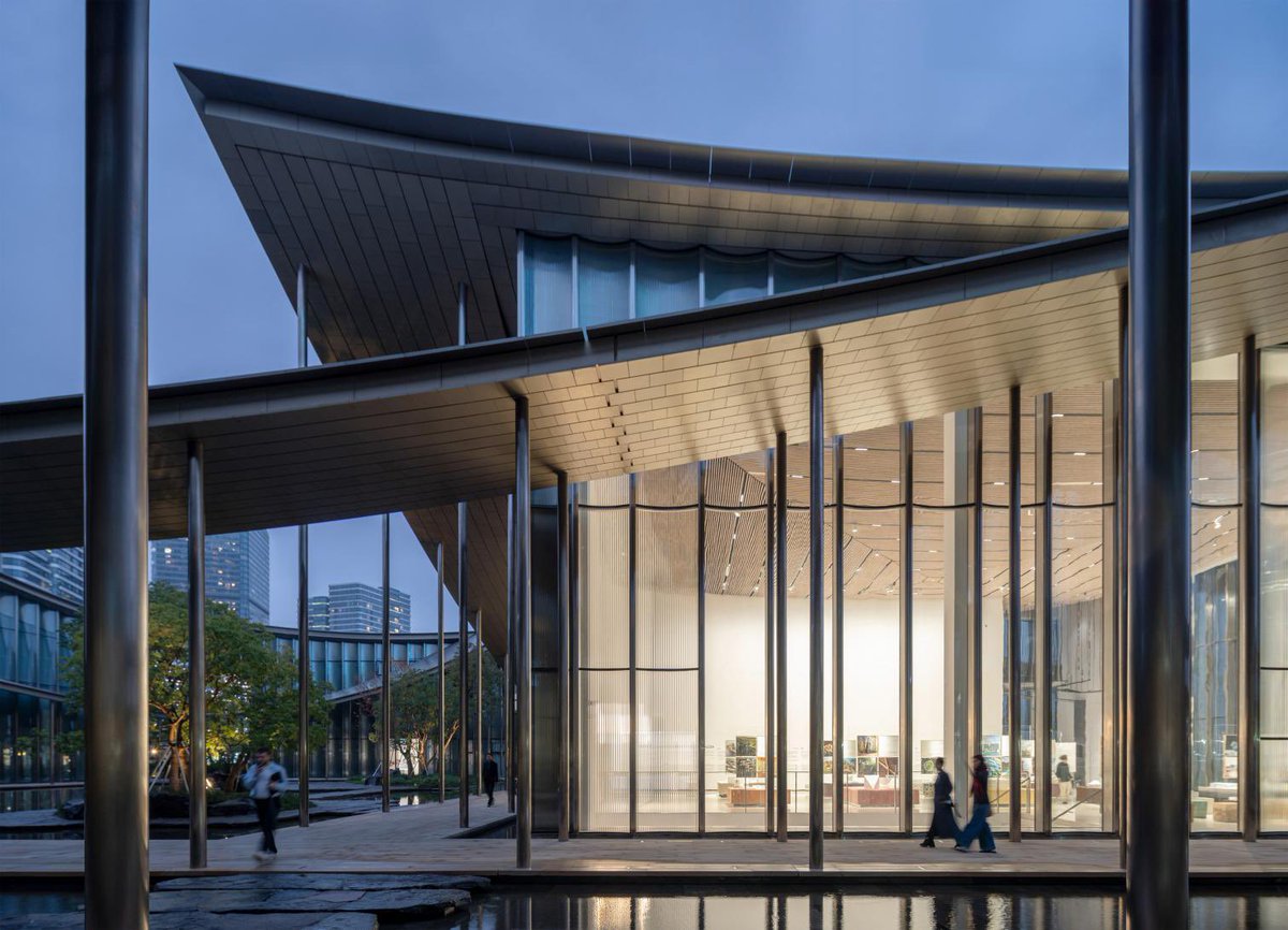 arquitect_viva's tweet photo. Los volúmenes, revestidos con vidrio curvado y acero inoxidable, generan un efecto visual cambiante que refleja la luz y el entorno natural.
Una amplia plaza da la bienvenida a los visitantes, marcando el acceso principal al complejo. Los pabellones se enlazan mediante galerías vidriadas, pórticos y túneles, que dan forma a un laberinto de vegetación, arte y arquitectura.
El paisaje circundante refuerza la conexión entre el edificio y el entorno con una secuencia de jardines interconectados.