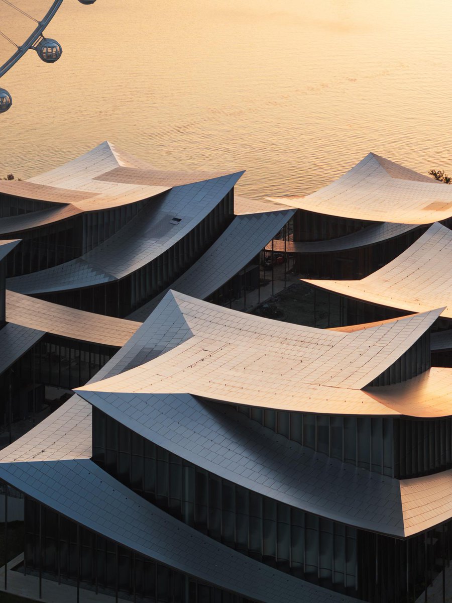 arquitect_viva's tweet photo. Los volúmenes, revestidos con vidrio curvado y acero inoxidable, generan un efecto visual cambiante que refleja la luz y el entorno natural.
Una amplia plaza da la bienvenida a los visitantes, marcando el acceso principal al complejo. Los pabellones se enlazan mediante galerías vidriadas, pórticos y túneles, que dan forma a un laberinto de vegetación, arte y arquitectura.
El paisaje circundante refuerza la conexión entre el edificio y el entorno con una secuencia de jardines interconectados.