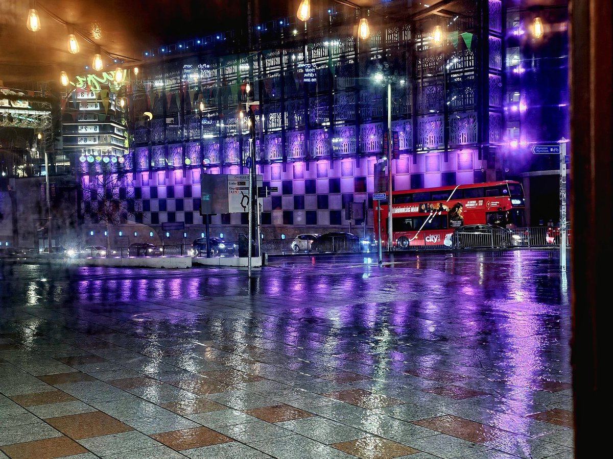 JackieGMs66's tweet photo. One of those "glad I'm in the pub" kinda nights #rain #weather #Plymouth #DrakeCircus https://t.co/Pg0BdFQBkQ