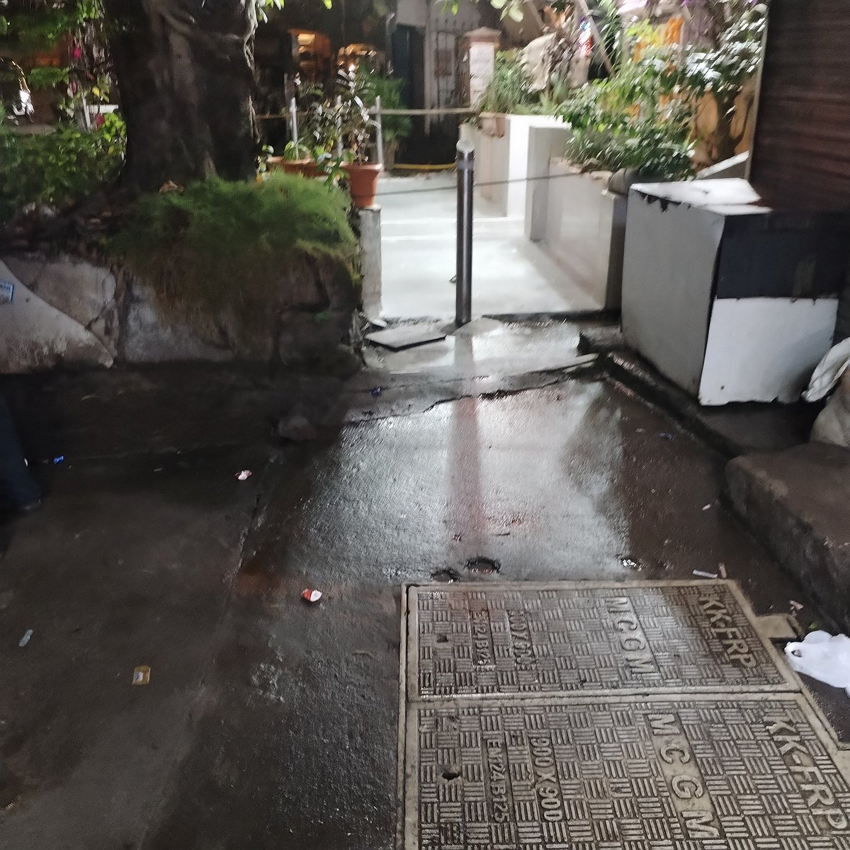 Umma_sayed1's tweet image. Encroachment on a footpath in India is a punishable offense primarily under local municipal laws and Bharatiya Nyaya Sanhita (BNS),  Previously IPC And land Encroachment Acts.
Dear, @mybmc, @mybmcWardL
Kindly take your attention here at Kurla West, Near Sheetal Cinema, LBS Marg;