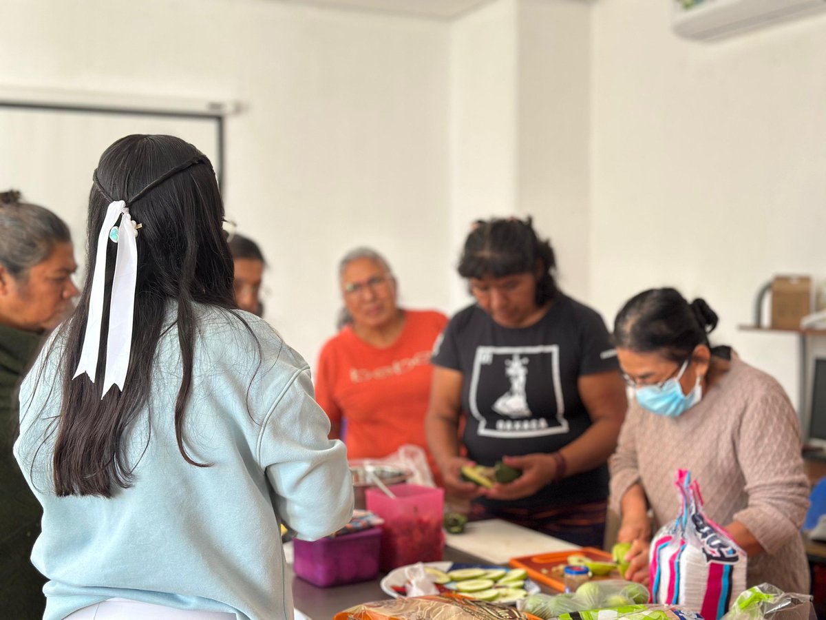 IsssteOaxaca_'s tweet photo. 1/2 ✨⚡ Con motivo del Día Mundial de la Diabetes, en la Clínica de Medicina Familiar con Especialidades y Quirófano Oaxaca se realizaron pláticas 🧑🏻‍🏫 y un taller de colaciones saludables 🥗 dirigidos a personas adultas mayores. 👵🏻🧓🏻 https://t.co/7K0lAEn9FQ