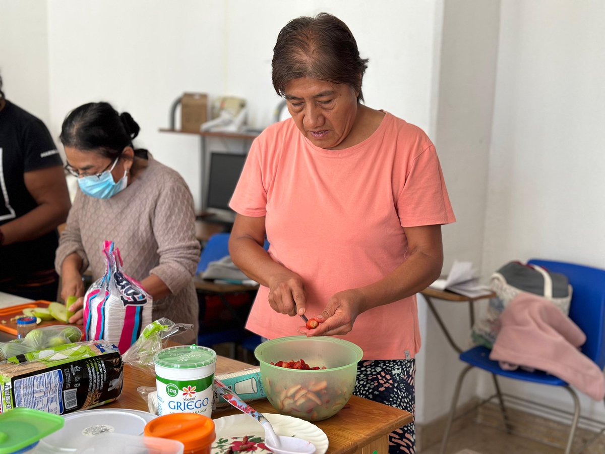 IsssteOaxaca_'s tweet photo. 1/2 ✨⚡ Con motivo del Día Mundial de la Diabetes, en la Clínica de Medicina Familiar con Especialidades y Quirófano Oaxaca se realizaron pláticas 🧑🏻‍🏫 y un taller de colaciones saludables 🥗 dirigidos a personas adultas mayores. 👵🏻🧓🏻 https://t.co/7K0lAEn9FQ