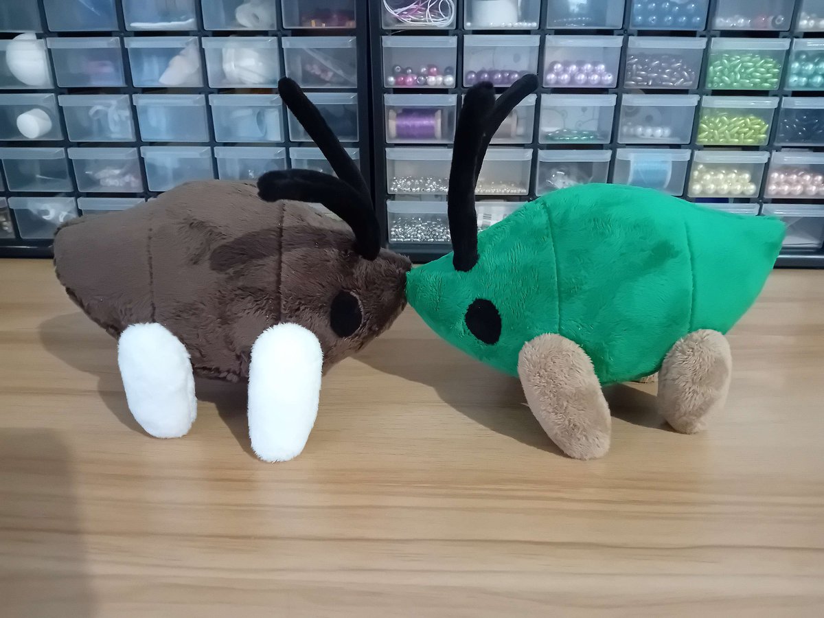 ViviTheMoth's tweet image. aphid plushies :)

#bugfables
