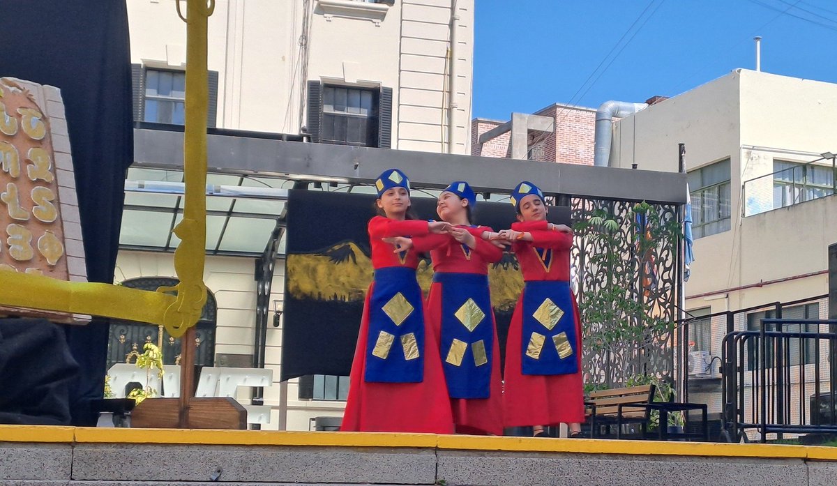 En el marco del #MesDeLaCulturaArmenia, el colegio San Gregorio realizó un acto con la participación de toda la comunidad educativa. Los estudiantes presentaron danzas, canciones, poemas y representaciones alusivas a la identidad, la lengua y las tradiciones armenias.