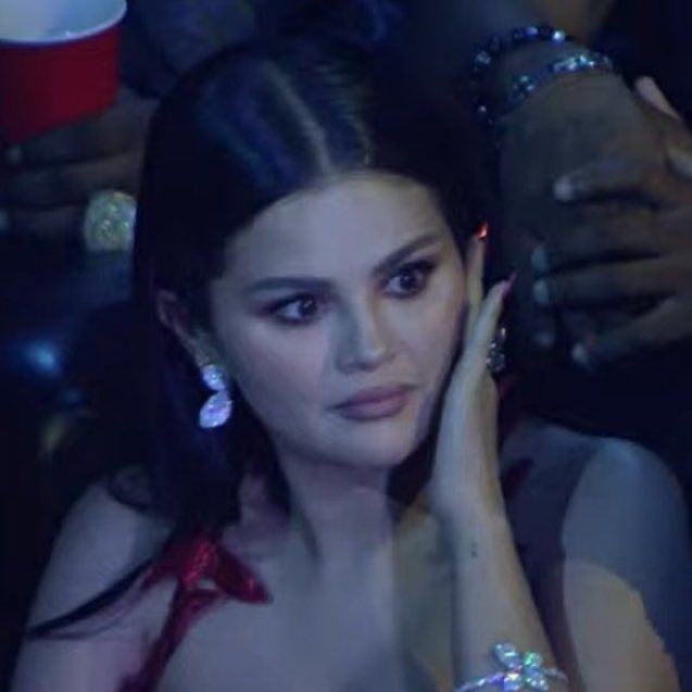 waldorfnewyokrs's tweet image. Meanwhile her while olivia rodrigo was performing, she&apos;s talking about herself