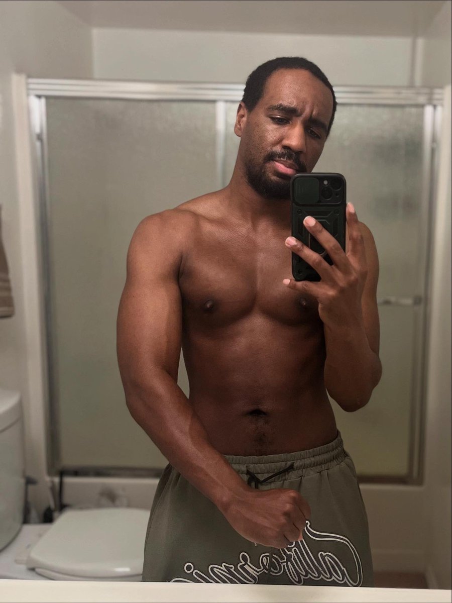 Year.5
While ‘24 was about consistently staying lean. ‘25 was about staying lean and adding mass.

Staying consistent and confident even when the results don’t show immediately has kept me growing — mentally, spiritually, and physically 💪🏾. 

#writerbod