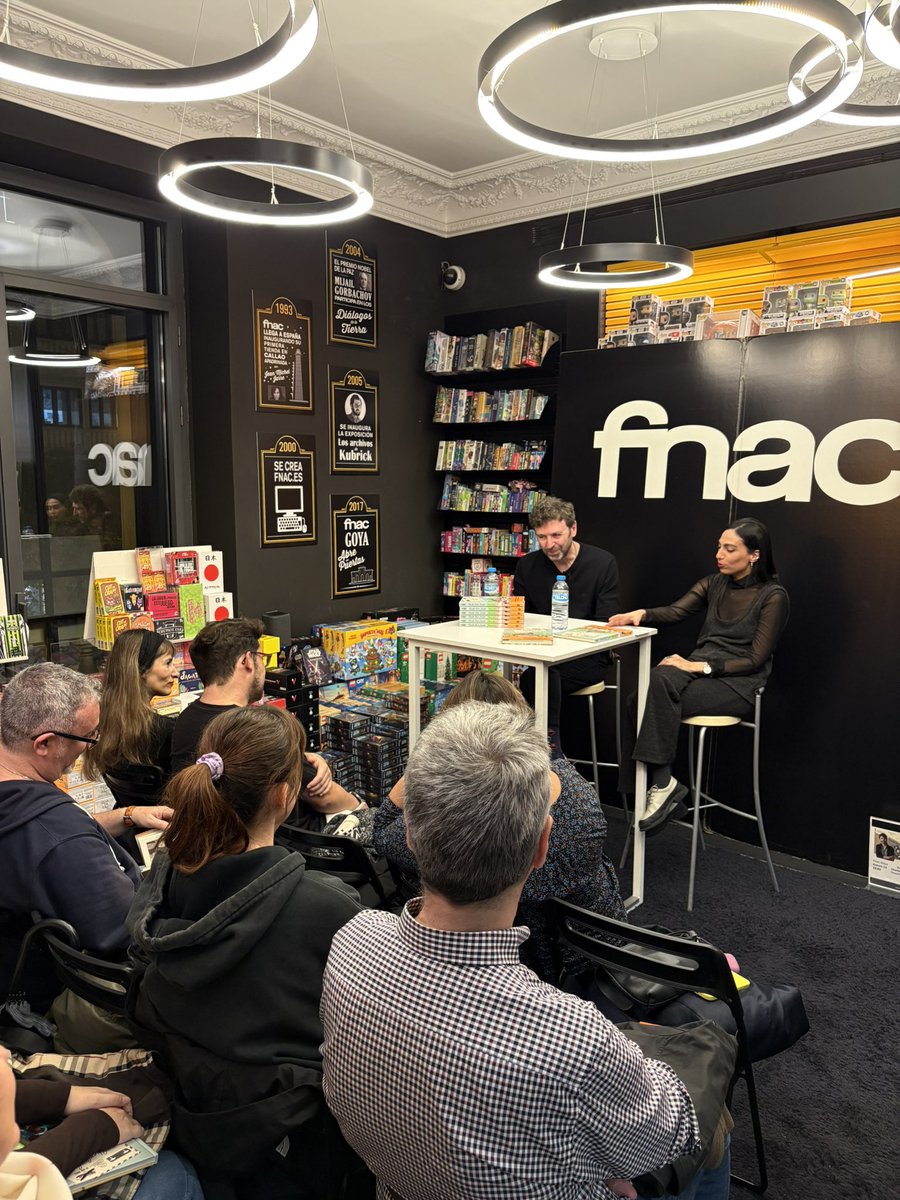 Fnac_ESP's tweet image. Con @ferminsolis2 en la primera presentación de ‘Charles Loves Josefa’, Premio Fnac-@SalamandraGraph 2025.