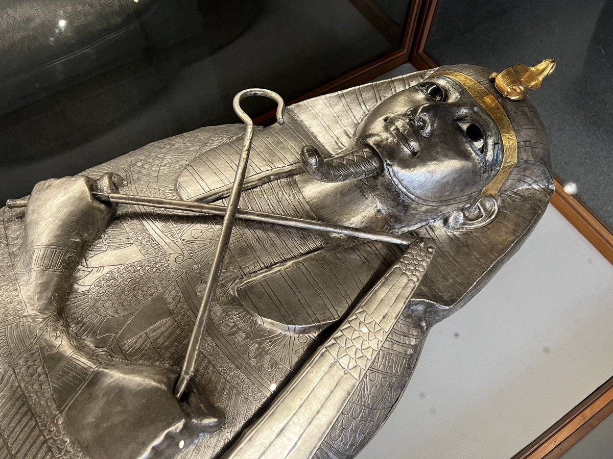 エジプトでは金よりも銀の方が貴重だったはず。 銀棺がレアでも無理の