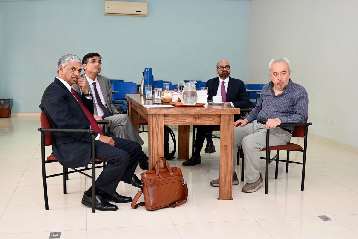 IndiainParaguay's tweet image. 🇮🇳🇵🇾
El Excmo. Sr. Shri P. Kumaran, viceministro de Relaciones Exteriores [Secretario (Este)] del Gobierno de la India, visitó el CADEP, un destacado centro de estudios de Paraguay. Se mantuvieron conversaciones sobre la mejora de la cooperación de segunda vía entre la India y…