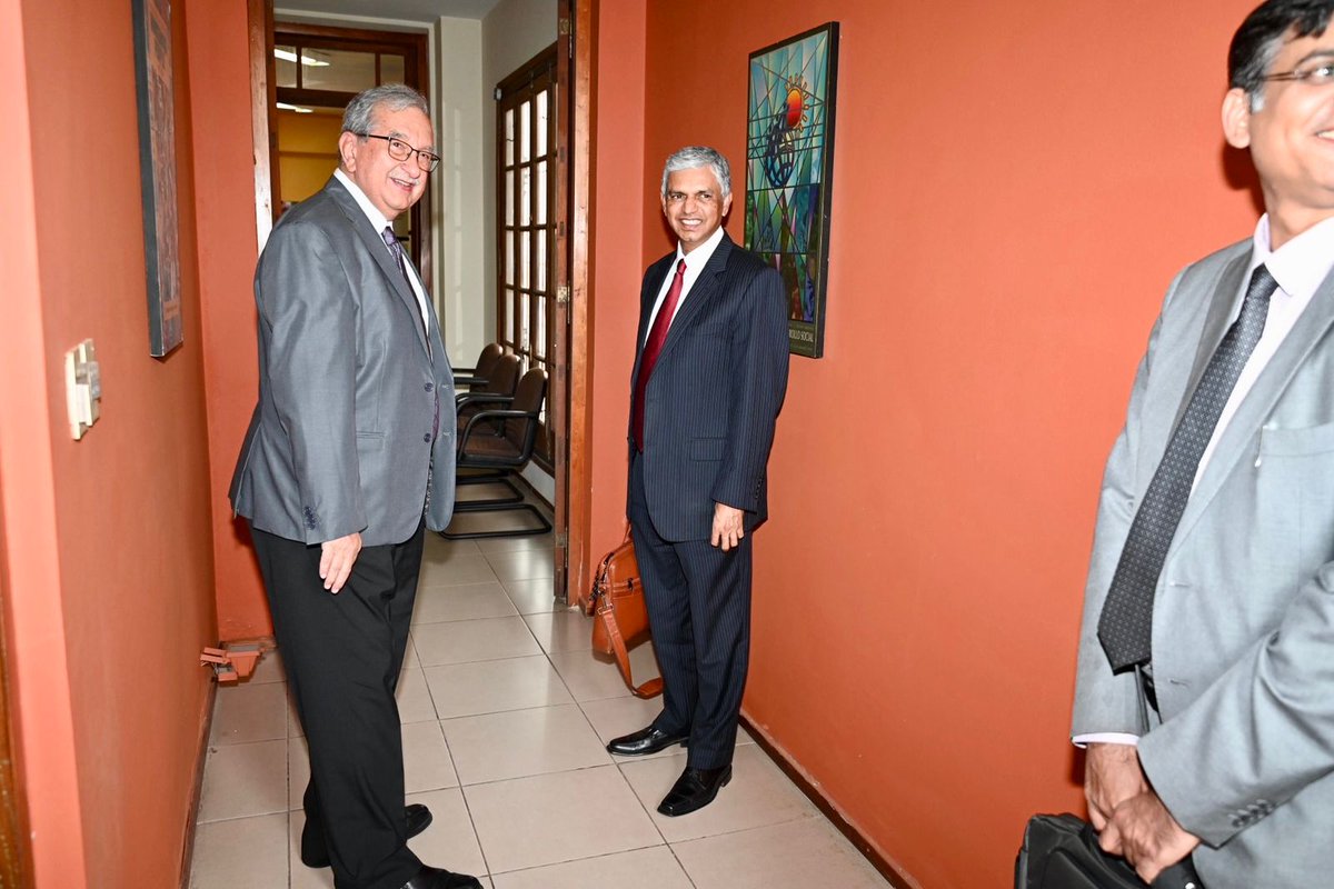 IndiainParaguay's tweet image. 🇮🇳🇵🇾
El Excmo. Sr. Shri P. Kumaran, viceministro de Relaciones Exteriores [Secretario (Este)] del Gobierno de la India, visitó el CADEP, un destacado centro de estudios de Paraguay. Se mantuvieron conversaciones sobre la mejora de la cooperación de segunda vía entre la India y…