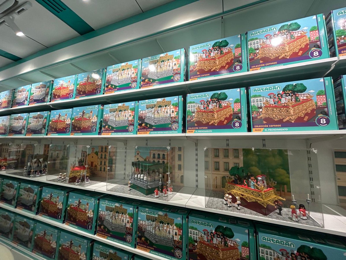 Los pasos de la Semana Santa y los nazarenos en la nueva tienda de Artabán de los creadores de las Holly Cards