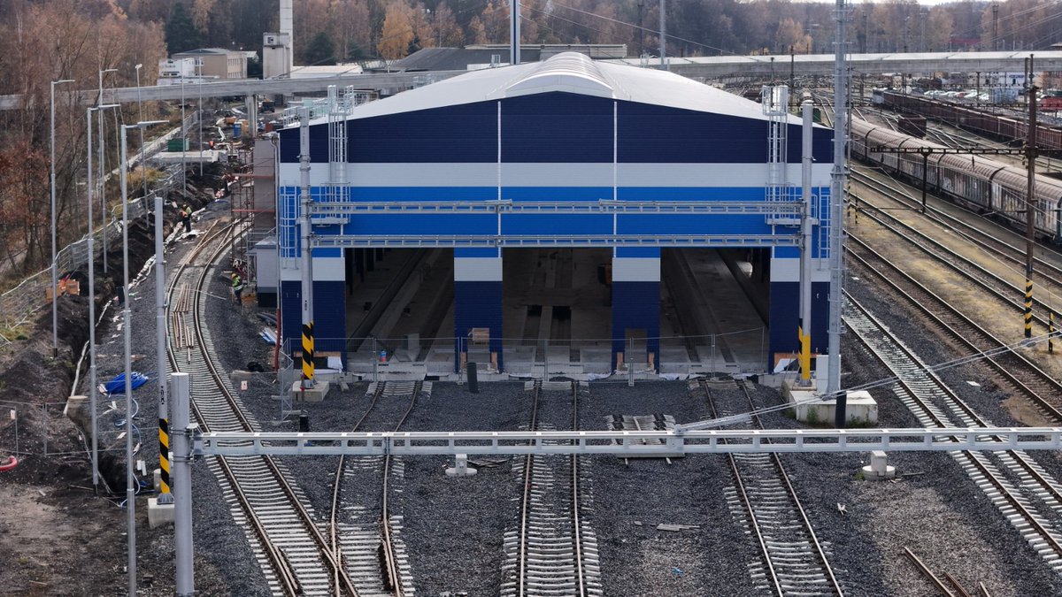 Stavba nové opravárenské haly v Chebu jde do finále! 🚄🔧

Moderní servisní hala za více než 755 milionů korun míří ke svému dokončení. Hlavní práce se už přesunuly dovnitř objektu a zároveň před ním vzniká 3,2 kilometrů dlouhé kolejiště s 19 výhybkami.

Hala umožní údržbu