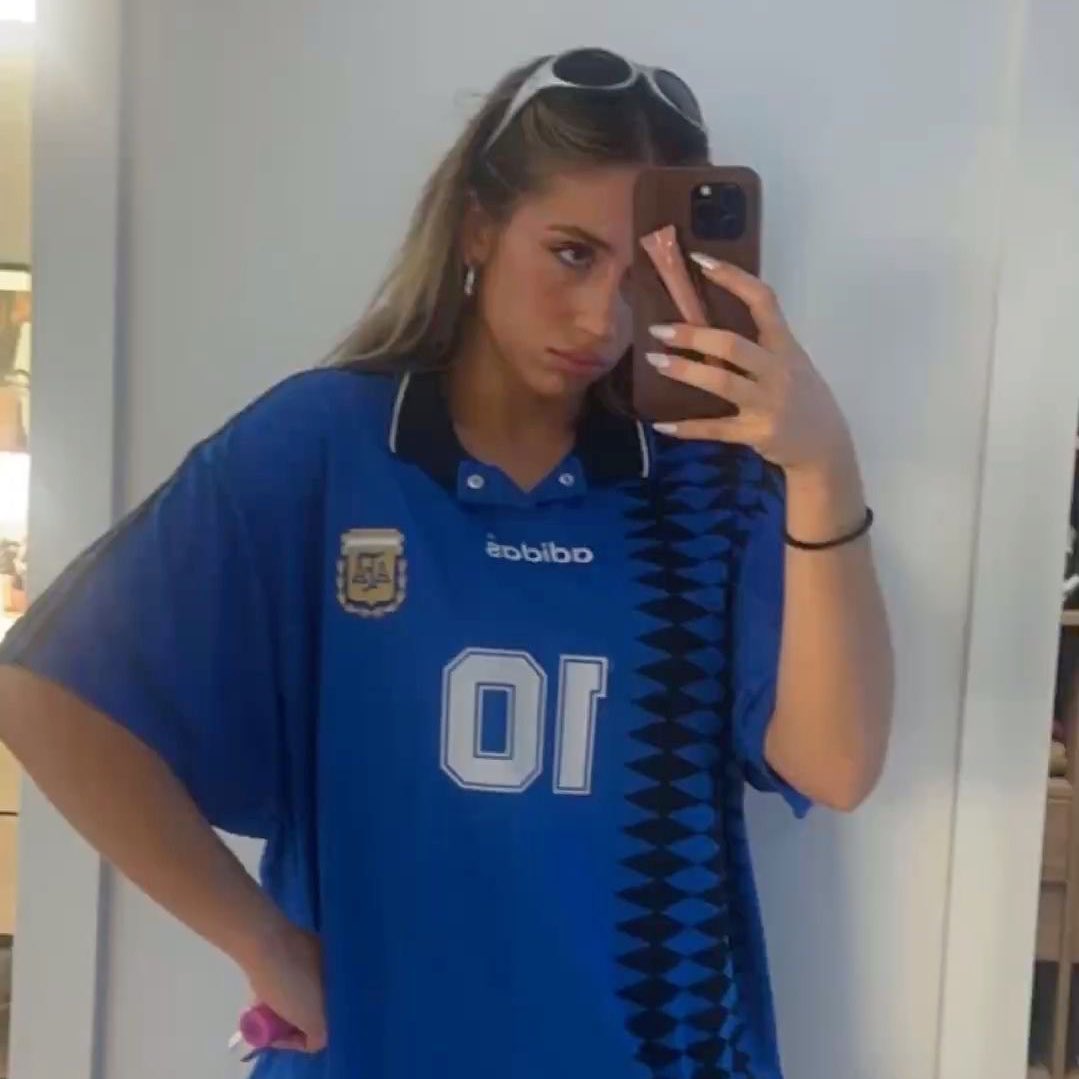 TateMcRaeAr's tweet image. Tate McRae fue vista saliendo de una feria vintage en San Telmo! 🇦🇷

No se sabe cuando llegó al país