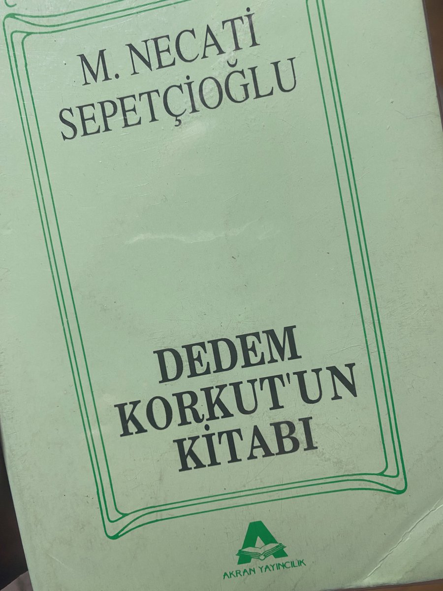 Canını Azrail'den kurtarmak için yerine verilecek başka bir can arayan Deli Dumrul, babasından ve anasından ister ama eli boş döner. Nihayet hanımına gider, kendisinden sonra gözü kimi tutarsa ona varmasını, iki oğlunu yetim koymamasını vasiyet eder. “görelim Hânım ne söylemiş:”