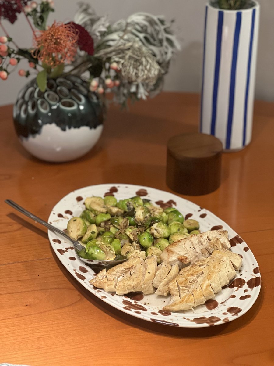 так как у меня благодаря <a href="/Kaitherinna/">Katushénka</a> появились новые кулинарные книжки шикарные, потихоньку начала оттуда пробовать рецепты. И вот сегодня прекрасный Оттоленги и его брюссельская капуста с ореховым маслом и чесноком