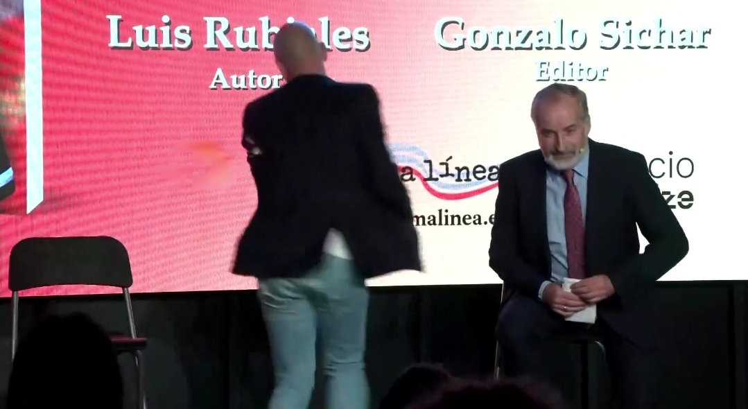 PPerrimod's tweet image. 🎬 ANALICEMOS LA AGRESIÓN A RUBIALES

- Le lanzan una réplica escala 1:5 de su cabeza
- Intenta pillar el segundo huevo haciendo un "no look" y se le estampa en la espalda
- Va a por el "agresor" y el de al lado le mete un gancho que casi lo noquea
- Aparece Bertrand Mondongo de…