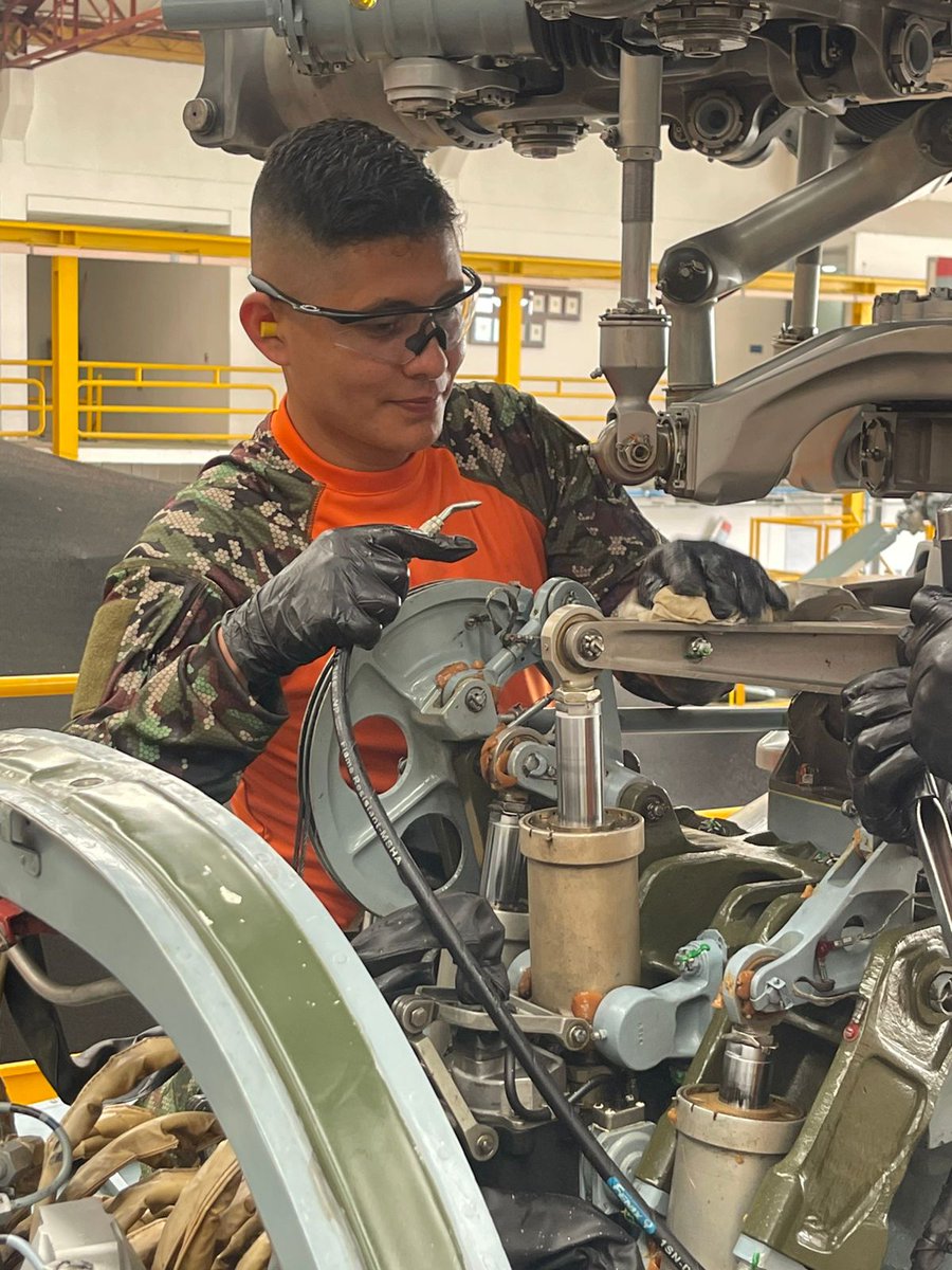 Con disciplina, capacitación y vocación, los suboficiales de la Aviación del <a href="/COL_EJERCITO/">Ejército Nacional de Colombia</a> garantizan que cada aeronave de ala rotatoria esté lista para cumplir la misión.

Su labor silenciosa pero trascendental, en los hangares y plataformas de mantenimiento, refleja el espíritu