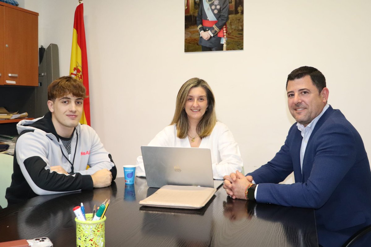 🇪🇸 Reunión de trabajo con <a href="/javionsalo/">Javi Martinez Onsalo🇪🇸</a>.

Ideas, coordinación e ilusión para construir una juventud fuerte, comprometida y preparada para defender los valores de <a href="/vox_es/">VOX 🇪🇸</a>.

🇪🇸<a href="/penalv19139/">Aida Peñalver Martinez</a> 
🇪🇸<a href="/antoniomarsanz/">Antonio Martinez</a>