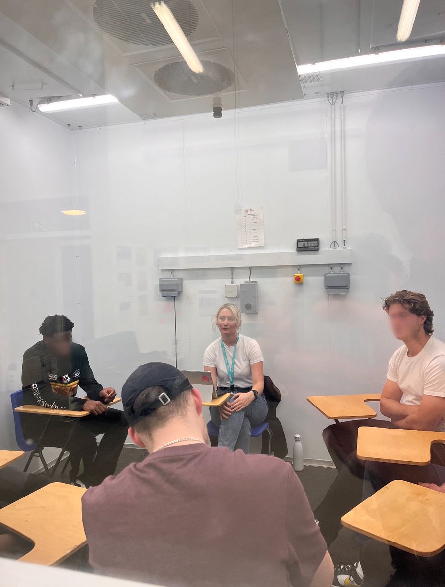 In Sport Psychology this week our Level 5 students explored how heatwaves impact physical activity &amp; mental wellbeing 🌡️🧠

Using LSBU’s environmental chamber, they ran focus groups to study performance, mood, cognition &amp; motivation in heat.

#SportPsychology #Heatwaves #LSBU