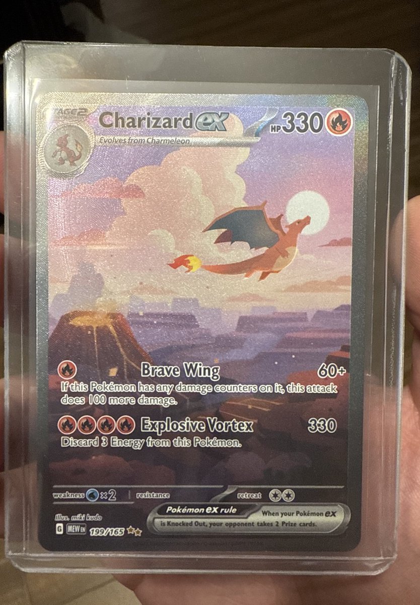 Just pulled this bad boy 🐉 🔥 

Charizard ex from the 151 set. 🧡
