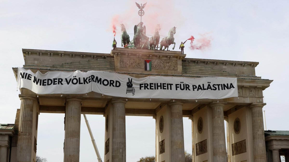 Drei mal wurde das Brandenburger Tor in den Farben Israels beleuchtet, um den am 07.10 getöteten Israelis zu gedenken.
In den Farben Palästinas wurde es trotz 70.000 getöteten Palästinensern jedoch kein Mal beleuchtet, bis heute Aktivisten die Fahnen Palästinas hissten.