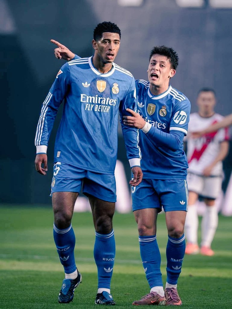 3ljl2's tweet image. .
.
.
.
.
.
.

.

  عمر الرياح ما تاخذ من الصخر الا الغبار نتعثر  نعود