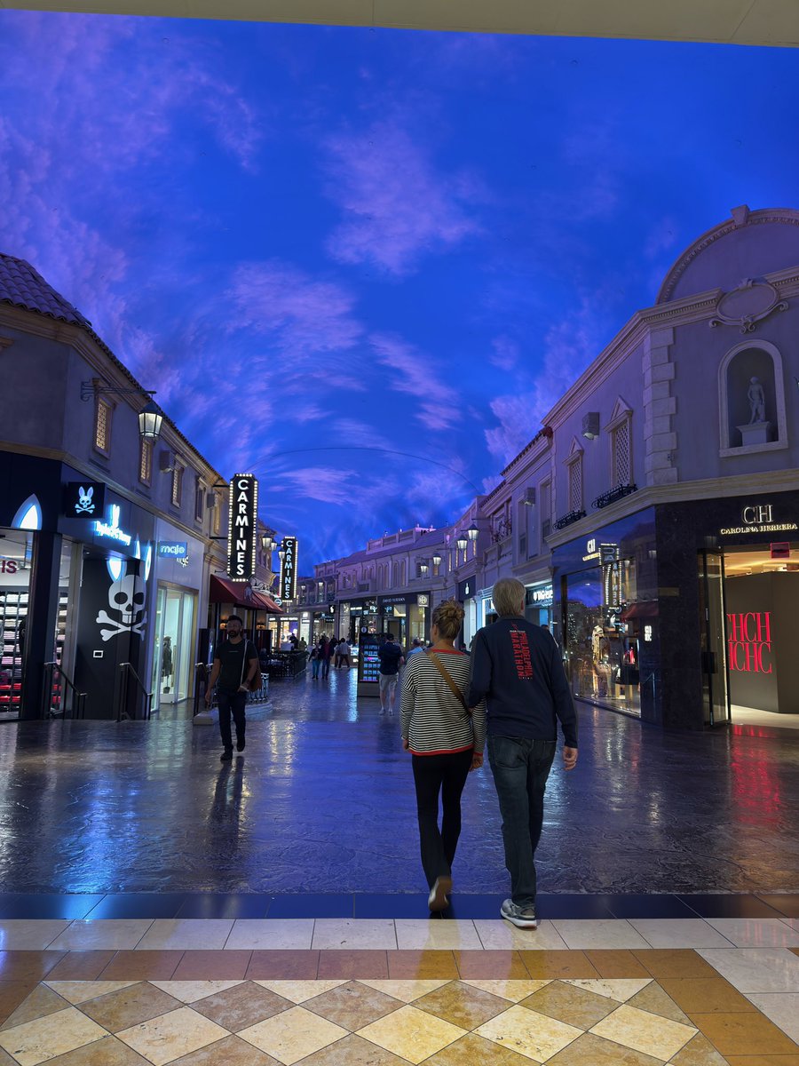 Looked over my shoulder and saw this actress from the outstanding show “Ka”. Keeping my head on a swivel. 😳