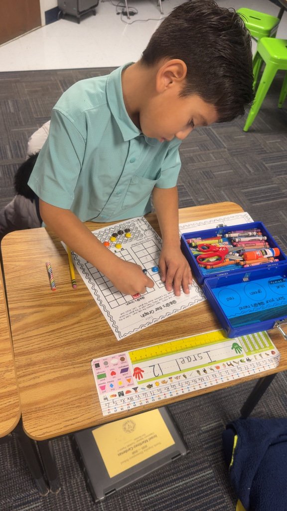 NAUES2024's tweet image. 🍬📊 Sweet math in 1st grade! Mrs. Cockrell’s students used M&amp;amp;Ms to sort by color, create bar graphs &amp;amp; tally charts, and answer questions using their data. A fun, hands-on way to make math meaningful—and tasty! 💛💙🐬 #NAUESDolphins #FirstGradeMath #HandsOnLearning