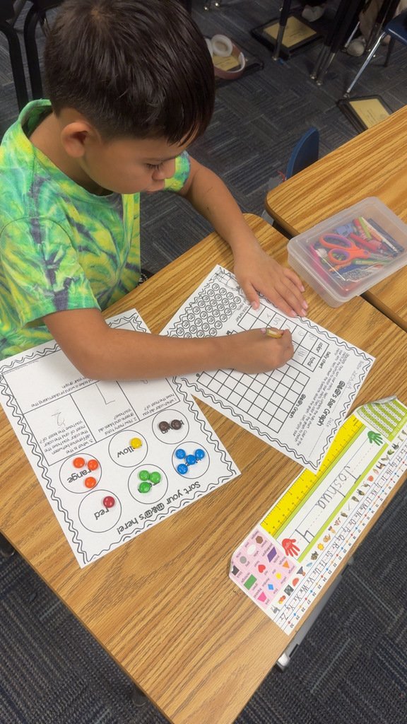 NAUES2024's tweet image. 🍬📊 Sweet math in 1st grade! Mrs. Cockrell’s students used M&amp;amp;Ms to sort by color, create bar graphs &amp;amp; tally charts, and answer questions using their data. A fun, hands-on way to make math meaningful—and tasty! 💛💙🐬 #NAUESDolphins #FirstGradeMath #HandsOnLearning