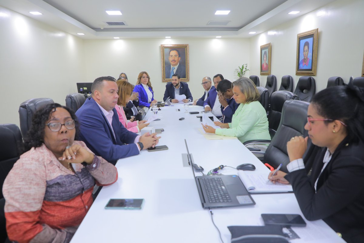 La Comisión Permanente de Desarrollo Humano, presidida por el diputado José Caraballo (<a href="/JoseCaraballo/">JoseCaraballo🇩🇴</a>), continúa con el estudio de la iniciativa del proyecto de resolución que solicita al presidente de la República instruir al Ministerio de la Vivienda, Hábitat y Edificaciones