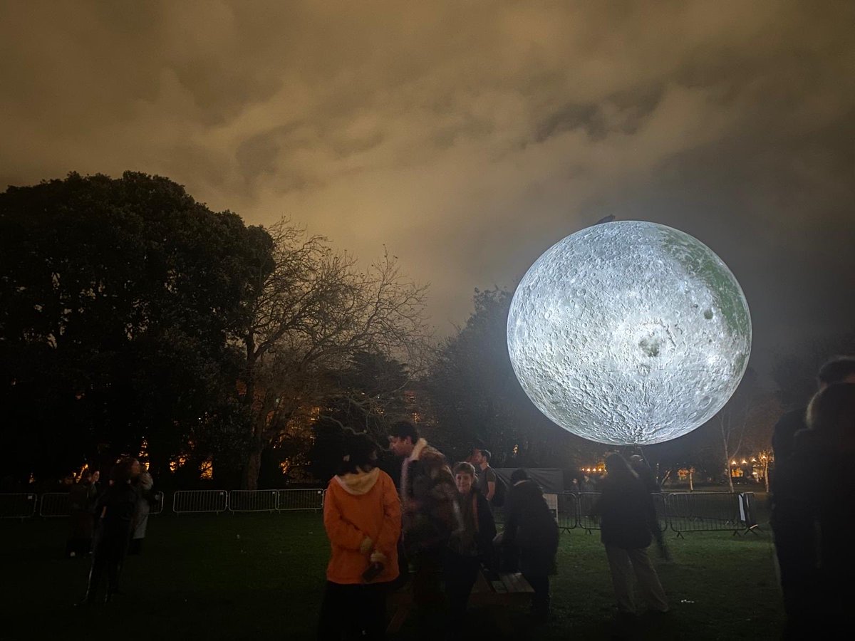 paulhayesman's tweet image. Pretty low moon in Dublin tonight #scienceweek