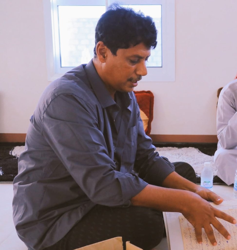 ودعا الشيخ باكريت جميع أبناء المهرة للحفاظ على الوثائق لما لها من أهمية كبرى في حفظ هويتنا وذاكرتنا، مثمنًا جهود مركز اللغة المهرية ومساعيه لحفظ ما بقي من مخطوطات ووثائق وحمايتها ودراستها وأرشفتها، والاستفادة منها في الدراسات والبحوث الخاصة بتاريخ وحضارة المهرة.