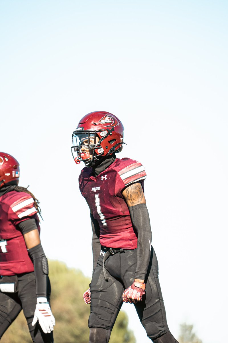 (A league)
Sophomore year full szn tape 
Dec 25 grad ! 
57 catches for 776 yards ‼️
4 tds
Unanimous 1st team All conference in the National Valley Conference 
All state nominee
Bowl game Nov. 22nd !
Full szn tape ⬇️
hudl.com/v/2SezEp