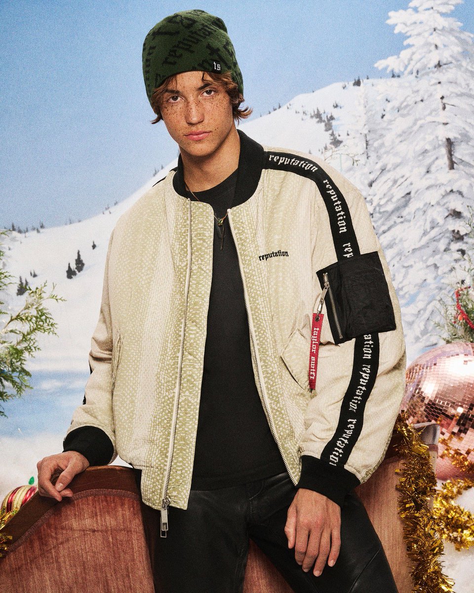 swiftlegend13's tweet image. Okay but who is he? Cause he is beautiful.