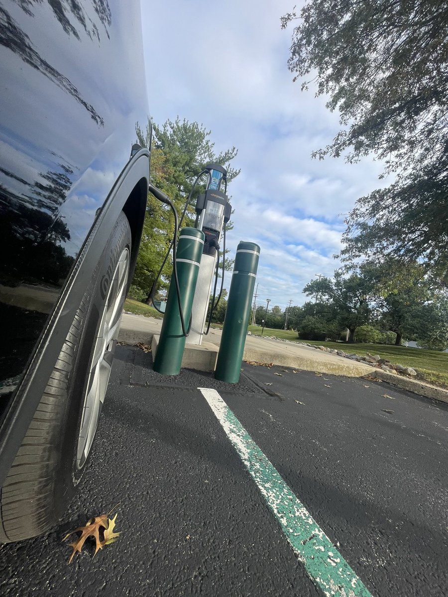 ChargePointnet's tweet image. Work perks, but make it electric. ⚡️💼

Nothing beats rolling into the office, plugging in, and powering up while you power through the day. #ChargePoint #WorkPerks #EVCharging