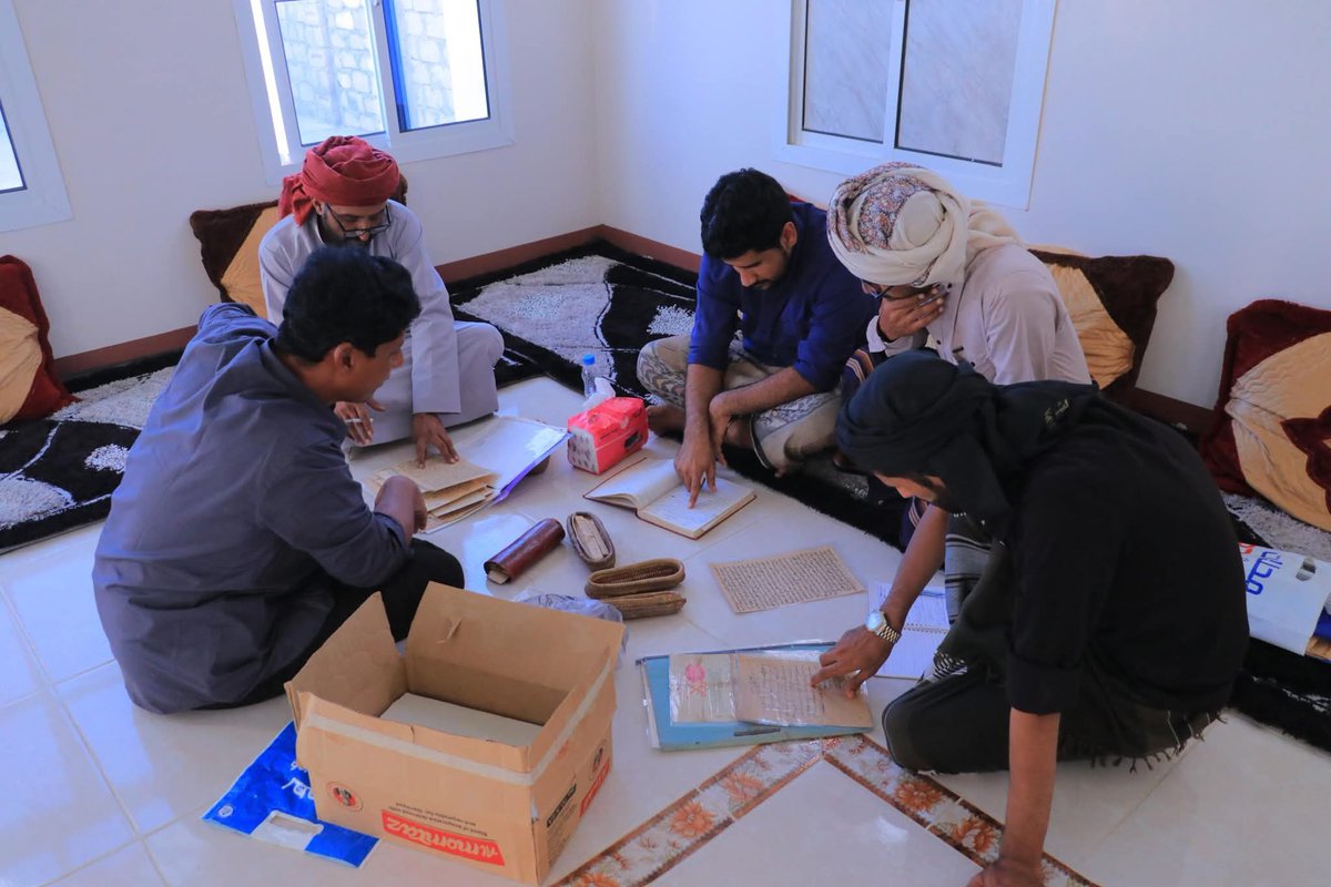 وضح الشيخ سالم علي سعد عبدالرحمن باكريت أن هذه المبادرة تأتي انطلاقًا من واجب وطني وإيمانًا بضرورة الحفاظ على موروث المهرة الثقافي والتاريخي، مشيرًا إلى أن تسليم نسخ من هذه الوثائق لمركز اللغة المهرية يهدف إلى وضعها في مكانها الصحيح؛ وإتاحتها أمام الباحثين والأجيال القادمة.