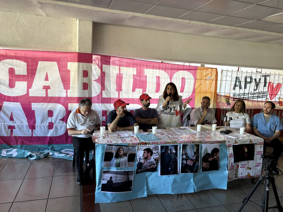 acevedo_bar's tweet photo. Gran reunión en la puerta del Hospital Garrahan, donde logramos un inmenso aumento salarial del 61% gracias a la unidad, las asambleas, la lucha en conjunto con la población. Ahora a enfrentar los sumarios y la reforma laboral. https://t.co/fsgwKvEUsc
