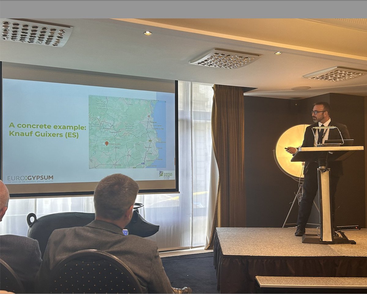 knaufes's tweet photo. Estuvimos en #EBF2025 en Bruselas, compartiendo nuestra experiencia en la transición a #biomasa en nuestra planta de Guixers 🌱
Gracias a junto a @bioenergyEU por invitarnos a participar en este foro de #descarbonización.
#Sostenibilidad #Knauf #BuildOnUs #ConfíaEnNosotros https://t.co/zdOYDe4OK1