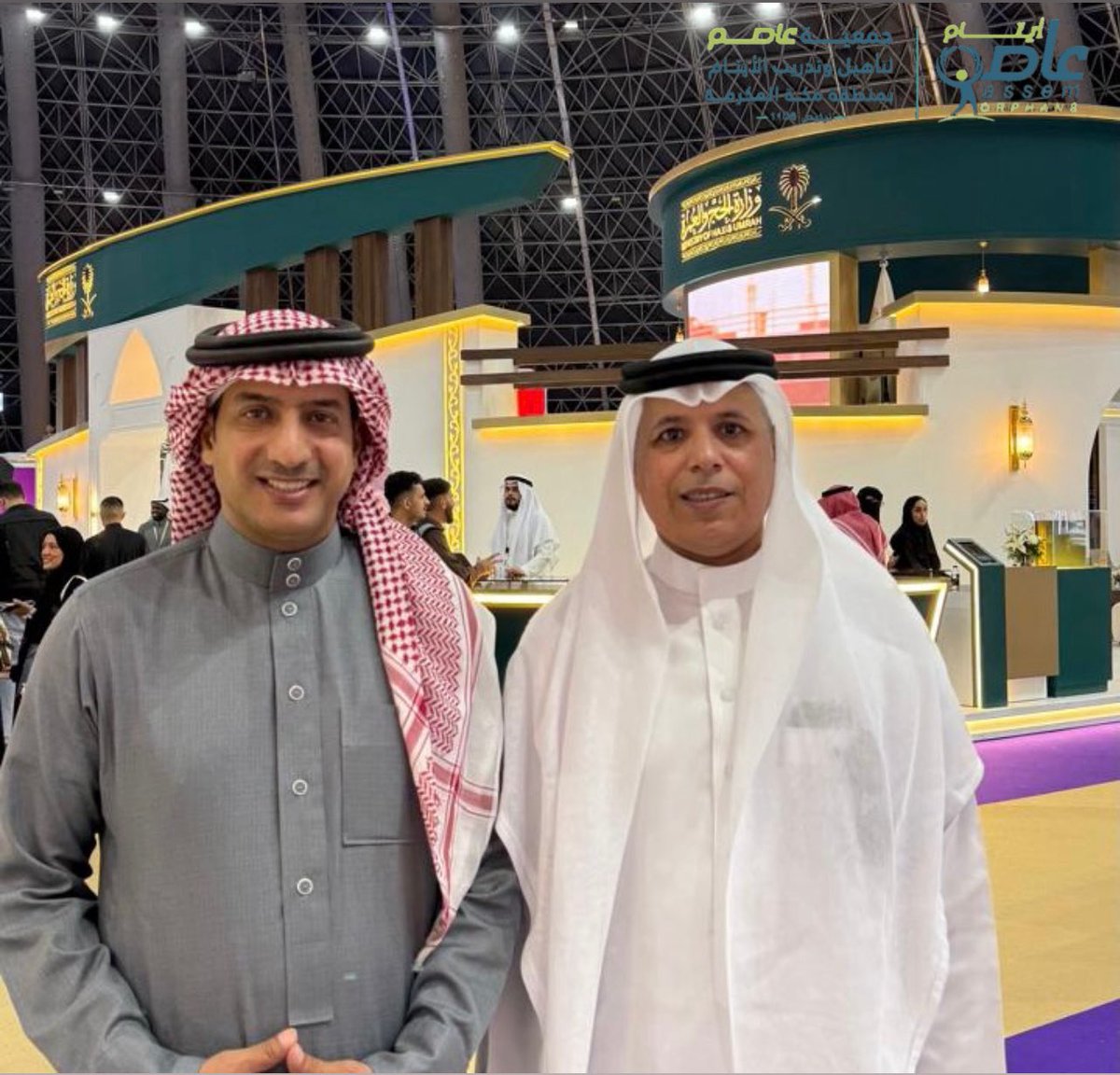 في إطار سعيها لتعزيز التعاون وتبادل الخبرات، زارت جمعية #عاصم_لتأهيل_وتدريب_الأيتام معرض الحج والعمرة والتقت بالأستاذ أحمد الموسى ممثل المركز الوطني لتنمية القطاع غير الربحي لبحث سبل تطوير العمل غير الربحي وتمكين الأيتام