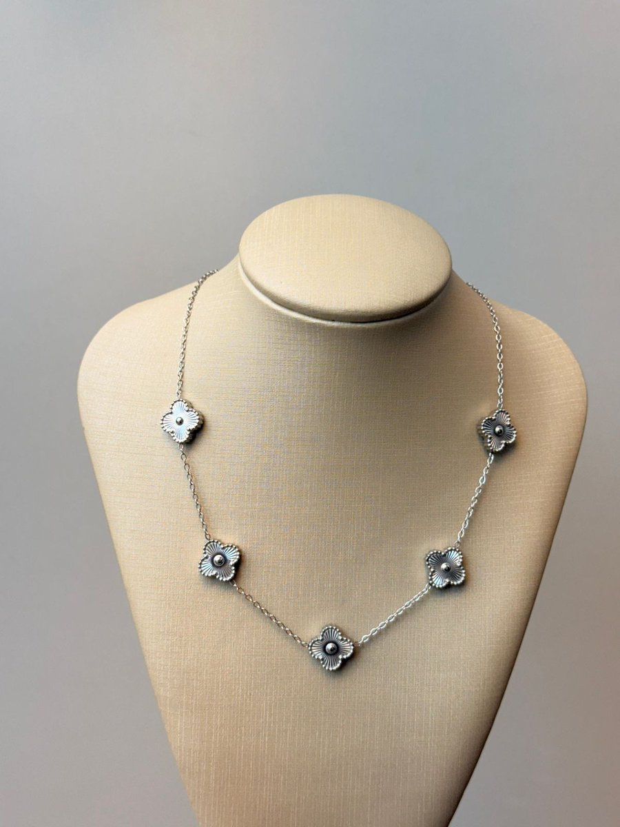 insta: multimarcasmeruzzi🛍️ (@isabellamult) on Twitter photo 