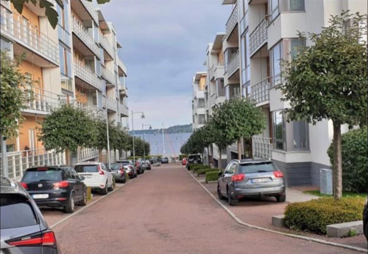 Nej!

Att belägga parkeringsplatser vid hyresrätter och bostadsrätter med moms är att öppna Pandoras ask - höga kostnader för människor som behöver bil, höga kostnader för bostadsföreningar och en enorm administration.

Vi Moderater säger NEJ till moms på parkeringsplatser!