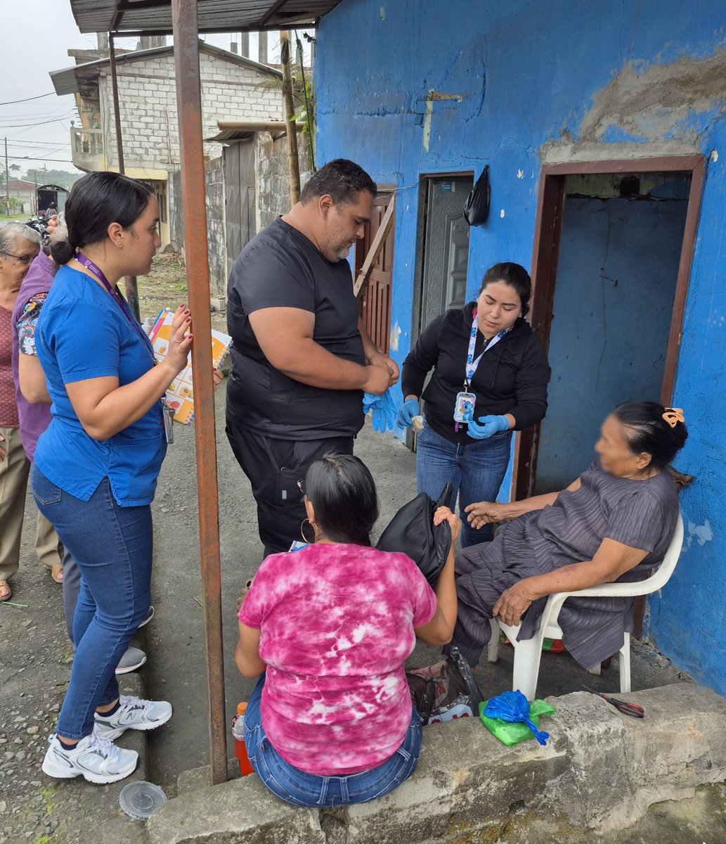 DPS_LosRios's tweet photo. #Montalvo | El director distrital 12D01, Juan Mite y un equipo técnico, visita la familia afectada por incendio estructural en su vivienda. Por tercera vez se ofrece atención médica y psicológica. @Salud_Ec articula además con autoridades locales.

#ElNuevoEcuadorImpulsa https://t.co/Gk2Ij4ScYd