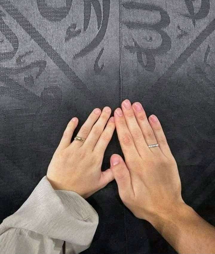 وأن نلمسَ سِتارَ الكعبة مع من نُحب ونحنُ في شبابِنا

آمين ألف مرَّة♡