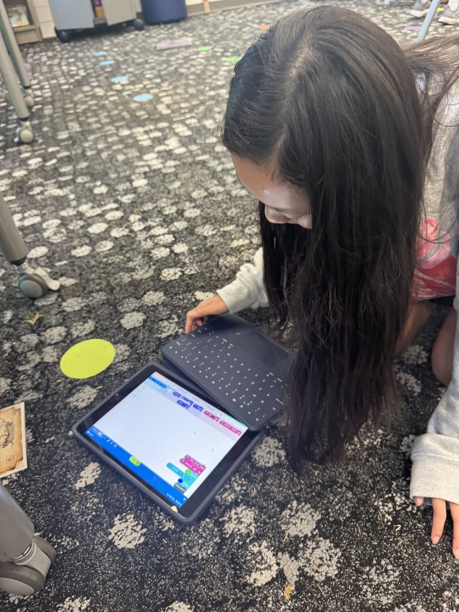 MohawkReads's tweet image. In 5th grade we read We Gather Together: Weenunumuk and re-enacted the Mayflower voyage by coding a Sphero Mini across the “Atlantic Ocean!” 🌊🛶 #mohawkreads #librariesinrisd #risddreambig